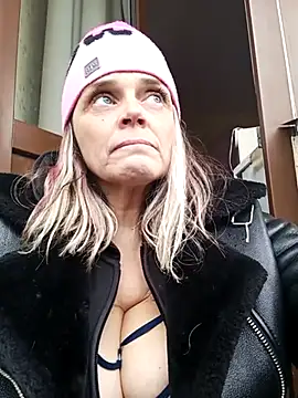 Snapshot of hugebobbs chatting on 03/18/25, 02:26 hugebobbs online show from 03/18/25, 02:26