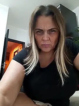 Snapshot of hugebobbs chatting on 09/17/25, 12:29 hugebobbs online show from 09/17/25, 12:29