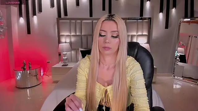 HannaConnor  online show from 12/13/25, 08:14