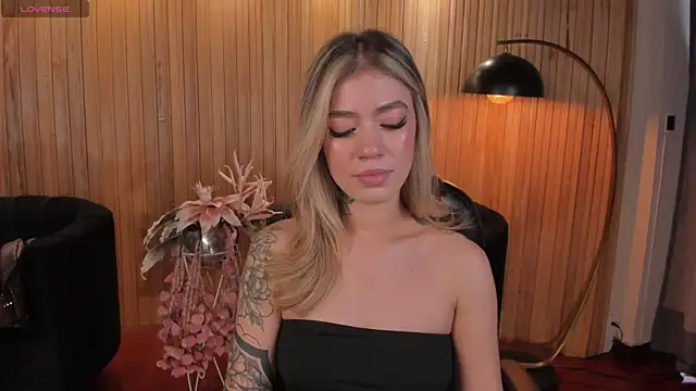 ViolettHansson online show from 11/10/25, 07:02