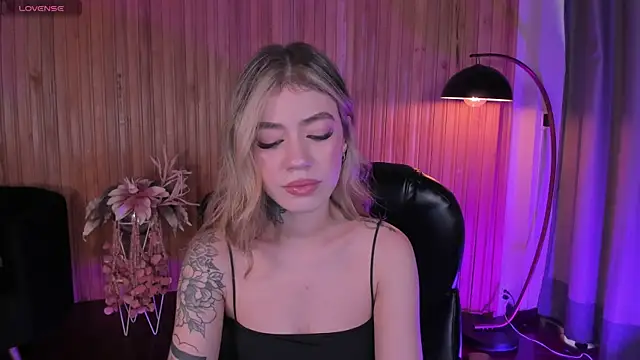 ViolettHansson online show from 11/12/25, 07:35