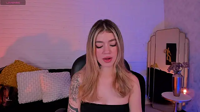 ViolettHansson online show from 12/04/25, 06:38