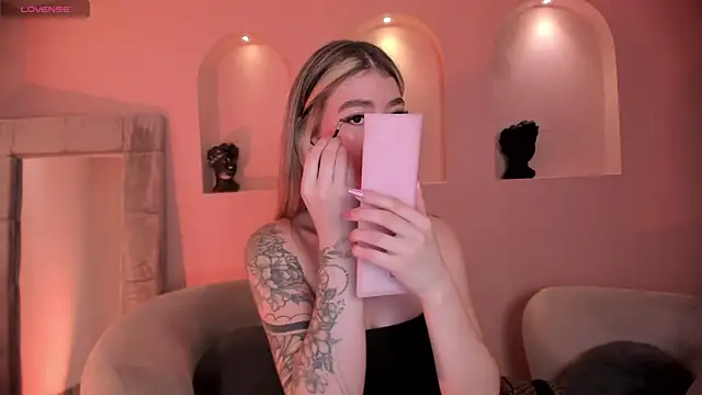 ViolettHansson online show from 12/05/25, 11:30