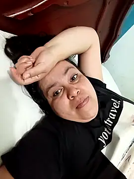 Snapshot of lunanataly chatting on 11/12/25, 02:06 lunanataly online show from 11/12/25, 02:06