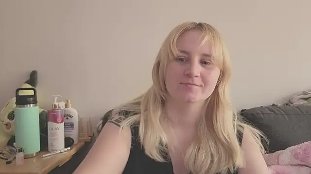 Snapshot of Glitch_Witch chatting on 07/16/26, 02:01 Glitch Witch online show from 07/16/26, 02:01