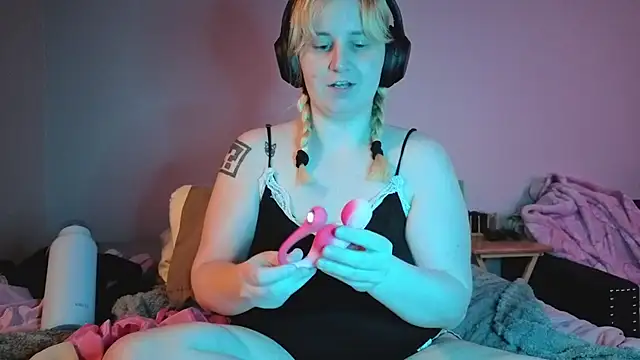 Snapshot of Glitch_Witch chatting on 07/25/26, 05:05 Glitch Witch online show from 07/25/26, 05:05