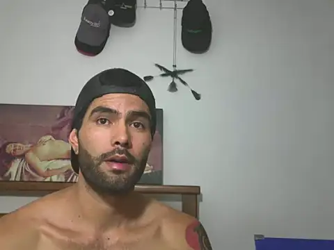 Snapshot of hideonbush051 chatting on 11/14/25, 04:11 hideonbush051 online show from 11/14/25, 04:11