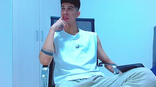 Snapshot of jhony-sex chatting on 10/28/25, 03:43 jhony-sex online show from 10/28/25, 03:43