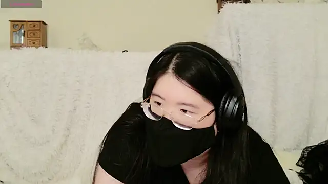 Snapshot of Kara-Nuna chatting on 11/06/25, 02:12 Kara-Nuna online show from 11/06/25, 02:12