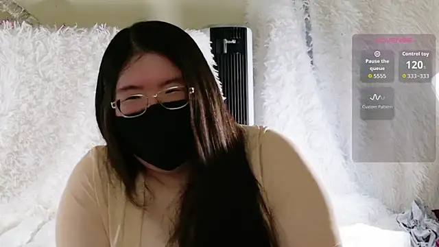 Snapshot of Kara-Nuna chatting on 11/11/25, 05:18 Kara-Nuna online show from 11/11/25, 05:18