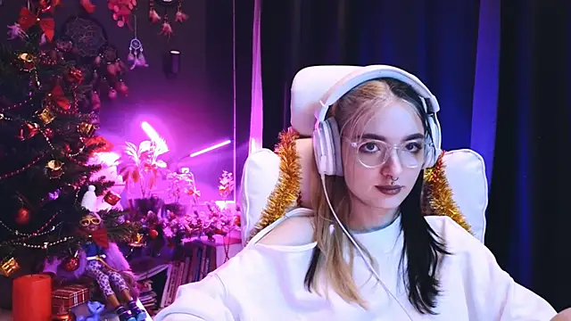 Snapshot of Avi_Nile chatting on 12/11/24, 01:05 Avi Nile online show from 12/11/24, 01:05