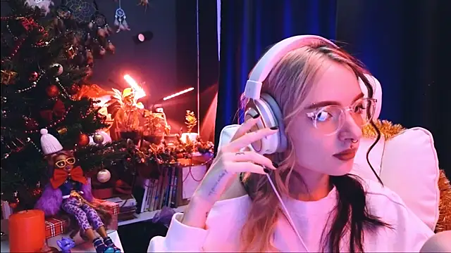 Snapshot of Avi_Nile chatting on 12/15/24, 02:08 Avi Nile online show from 12/15/24, 02:08