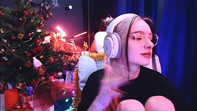 Snapshot of Avi_Nile chatting on 12/16/24, 02:04 Avi Nile online show from 12/16/24, 02:04