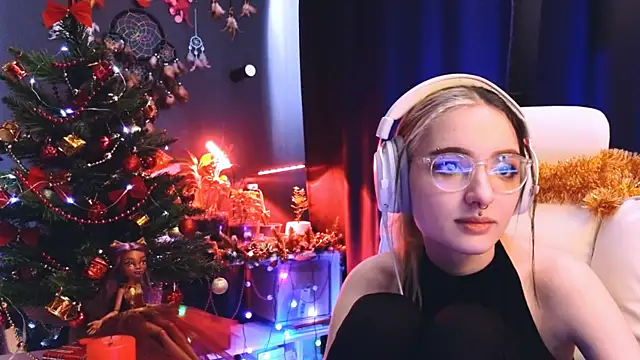 Snapshot of Avi_Nile chatting on 12/20/24, 05:25 Avi Nile online show from 12/20/24, 05:25