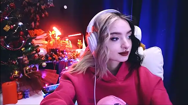 Snapshot of Avi_Nile chatting on 12/25/24, 02:35 Avi Nile online show from 12/25/24, 02:35