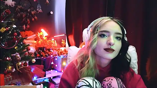 Snapshot of Avi_Nile chatting on 12/25/24, 05:37 Avi Nile online show from 12/25/24, 05:37