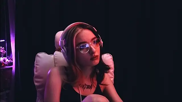 Snapshot of Avi_Nile chatting on 12/27/24, 11:10 Avi Nile online show from 12/27/24, 11:10