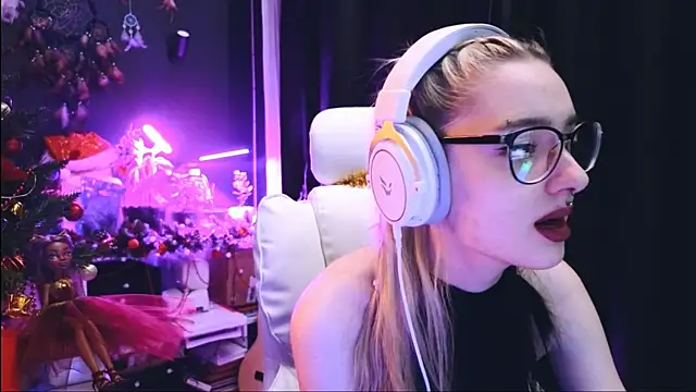 Snapshot of Avi_Nile chatting on 01/13/25, 12:19 Avi Nile online show from 01/13/25, 12:19