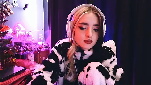 Snapshot of Avi_Nile chatting on 01/17/25, 04:49 Avi Nile online show from 01/17/25, 04:49