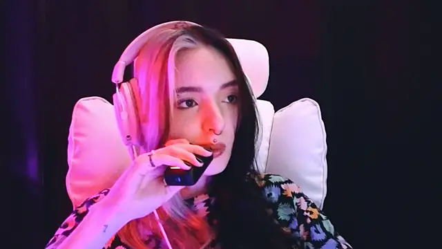 Snapshot of Avi_Nile chatting on 02/06/25, 02:22 Avi Nile online show from 02/06/25, 02:22