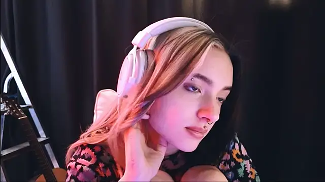 Snapshot of Avi_Nile chatting on 02/06/25, 05:25 Avi Nile online show from 02/06/25, 05:25