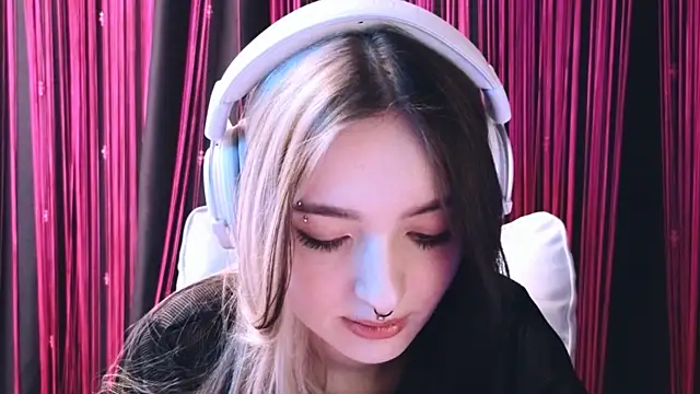 Snapshot of Avi_Nile chatting on 02/18/25, 05:42 Avi Nile online show from 02/18/25, 05:42