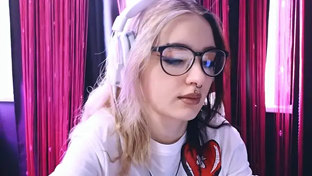 Snapshot of Avi_Nile chatting on 02/23/25, 02:40 Avi Nile online show from 02/23/25, 02:40