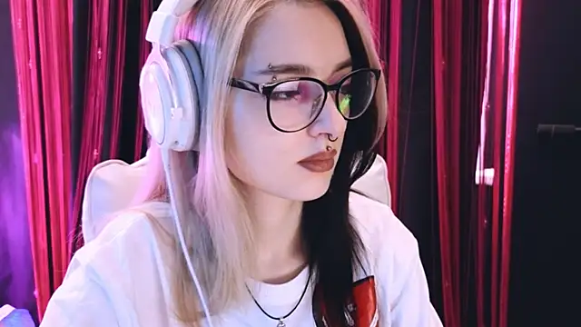 Snapshot of Avi_Nile chatting on 02/26/25, 02:59 Avi Nile online show from 02/26/25, 02:59