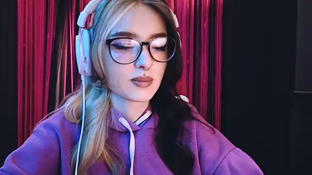 Snapshot of Avi_Nile chatting on 03/04/25, 03:00 Avi Nile online show from 03/04/25, 03:00