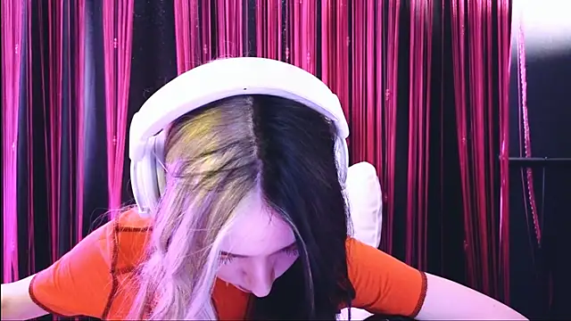 Snapshot of Avi_Nile chatting on 03/19/25, 04:57 Avi Nile online show from 03/19/25, 04:57