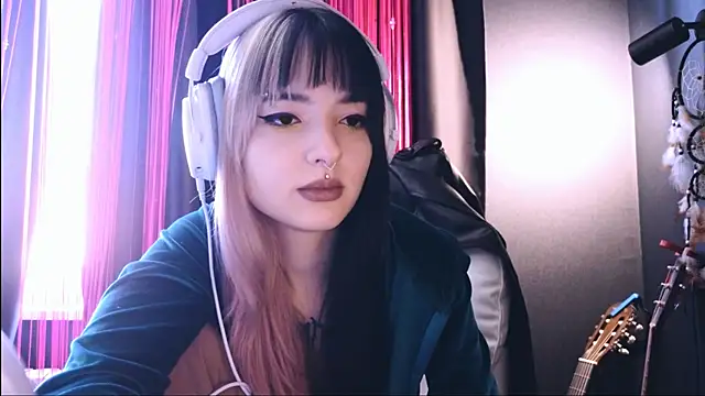 Snapshot of Avi_Nile chatting on 09/16/25, 04:24 Avi Nile online show from 09/16/25, 04:24