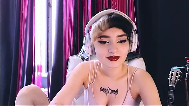 Snapshot of Avi_Nile chatting on 09/20/25, 05:08 Avi Nile online show from 09/20/25, 05:08