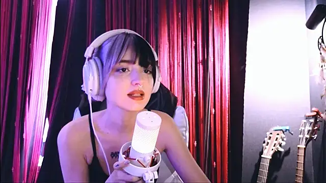 Snapshot of Avi_Nile chatting on 10/19/25, 05:08 Avi Nile online show from 10/19/25, 05:08