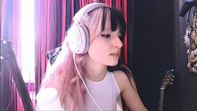 Snapshot of Avi_Nile chatting on 10/25/25, 05:15 Avi Nile online show from 10/25/25, 05:15