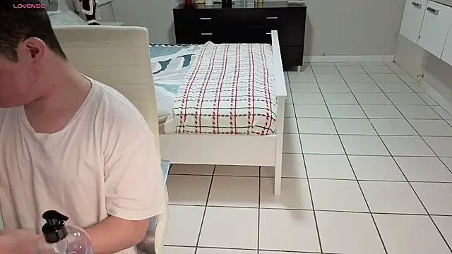 Snapshot of Lorenzo_hernandez chatting on 12/15/25, 04:33 Lorenzo hernandez online show from 12/15/25, 04:33