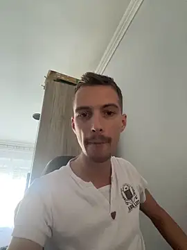 Snapshot of elatus0206 chatting on 10/26/25, 10:43 elatus0206 online show from 10/26/25, 10:43