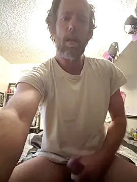 Snapshot of dougyhung2231 chatting on 04/25/26, 05:43 dougyhung2231 online show from 04/25/26, 05:43