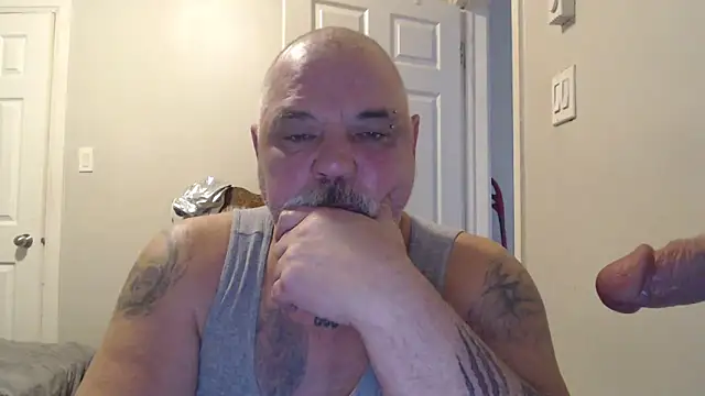 Newfiesausage1972 online show from 02/20/25, 02:13