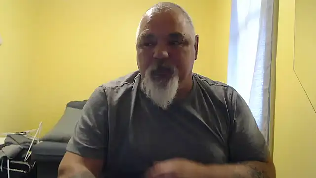 Newfiesausage1972 online show from 11/06/25, 01:45