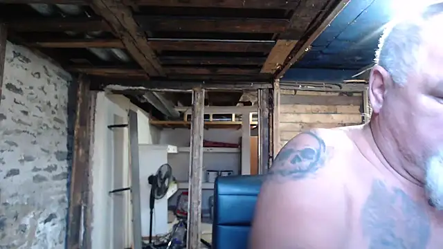 Newfiesausage1972 online show from 11/14/25, 01:43