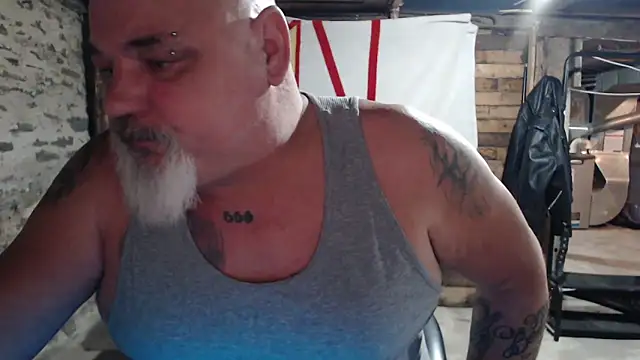 Newfiesausage1972 online show from 11/23/25, 12:05