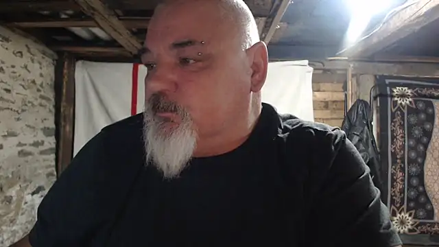 Newfiesausage1972 online show from 12/01/25, 10:09