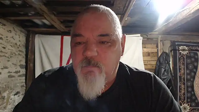 Newfiesausage1972 online show from 12/15/25, 09:13