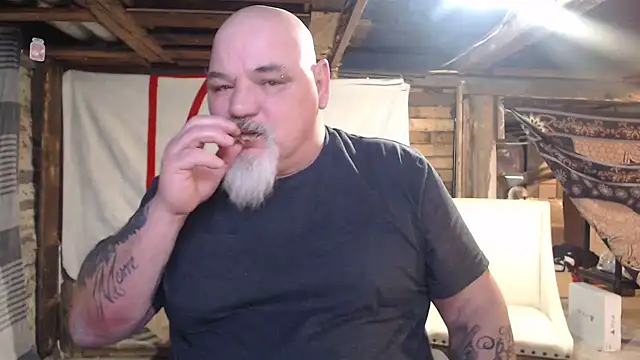 Newfiesausage1972 online show from 02/22/26, 12:36