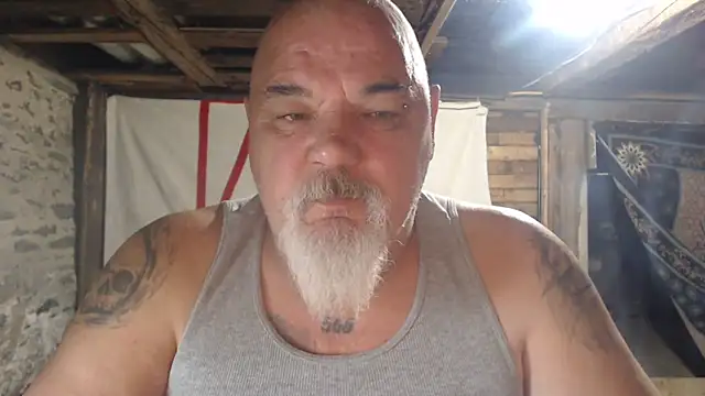 Newfiesausage1972 online show from 04/25/26, 07:55