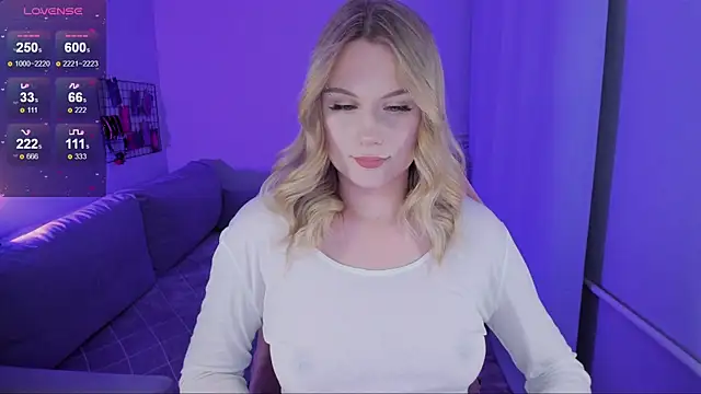 Snapshot of Honey_blonde chatting on 10/07/25, 09:12 Honey blonde online show from 10/07/25, 09:12