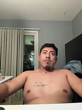 Snapshot of Luisrtrrr chatting on 12/23/25, 08:01 Luisrtrrr online show from 12/23/25, 08:01