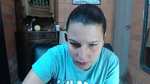 Snapshot of alexia_87 chatting on 11/27/25, 01:40 alexia 87 online show from 11/27/25, 01:40