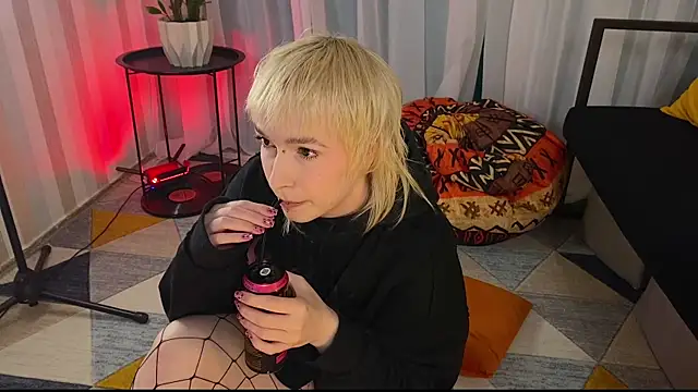 Snapshot of EmmyAmbros chatting on 05/13/26, 08:27 EmmyAmbros online show from 05/13/26, 08:27