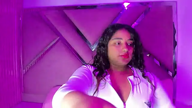 Snapshot of Sofia_Hernandez_ chatting on 10/25/25, 03:25 Sofia Hernandez online show from 10/25/25, 03:25